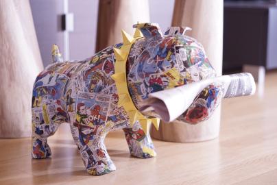 Perro en papel de la exposición