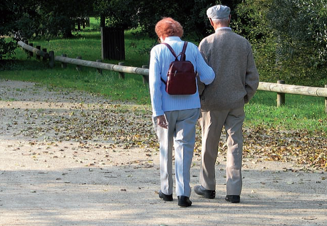 Mayores paseando por el parque