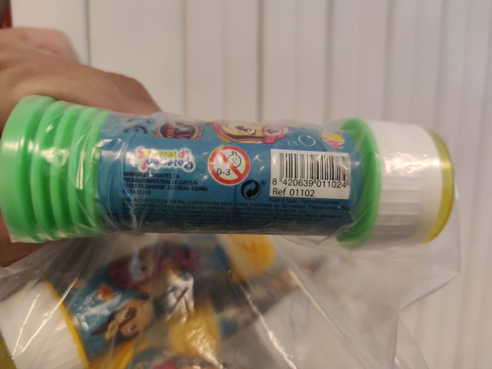 Tubo con líquido para hacer pompas de jabón, Tubo con líquido para hacer pompas de jabón,