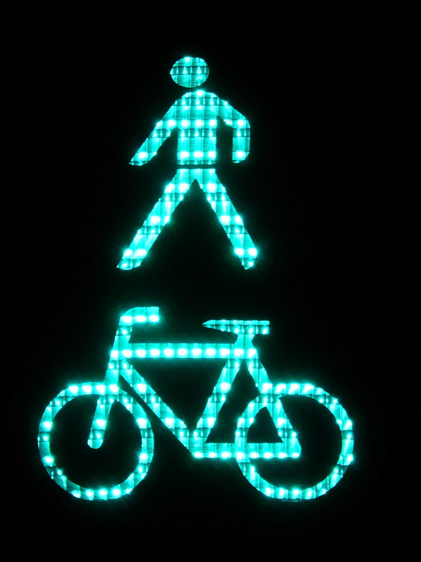 Semáforo verde para peatones y bicicletas