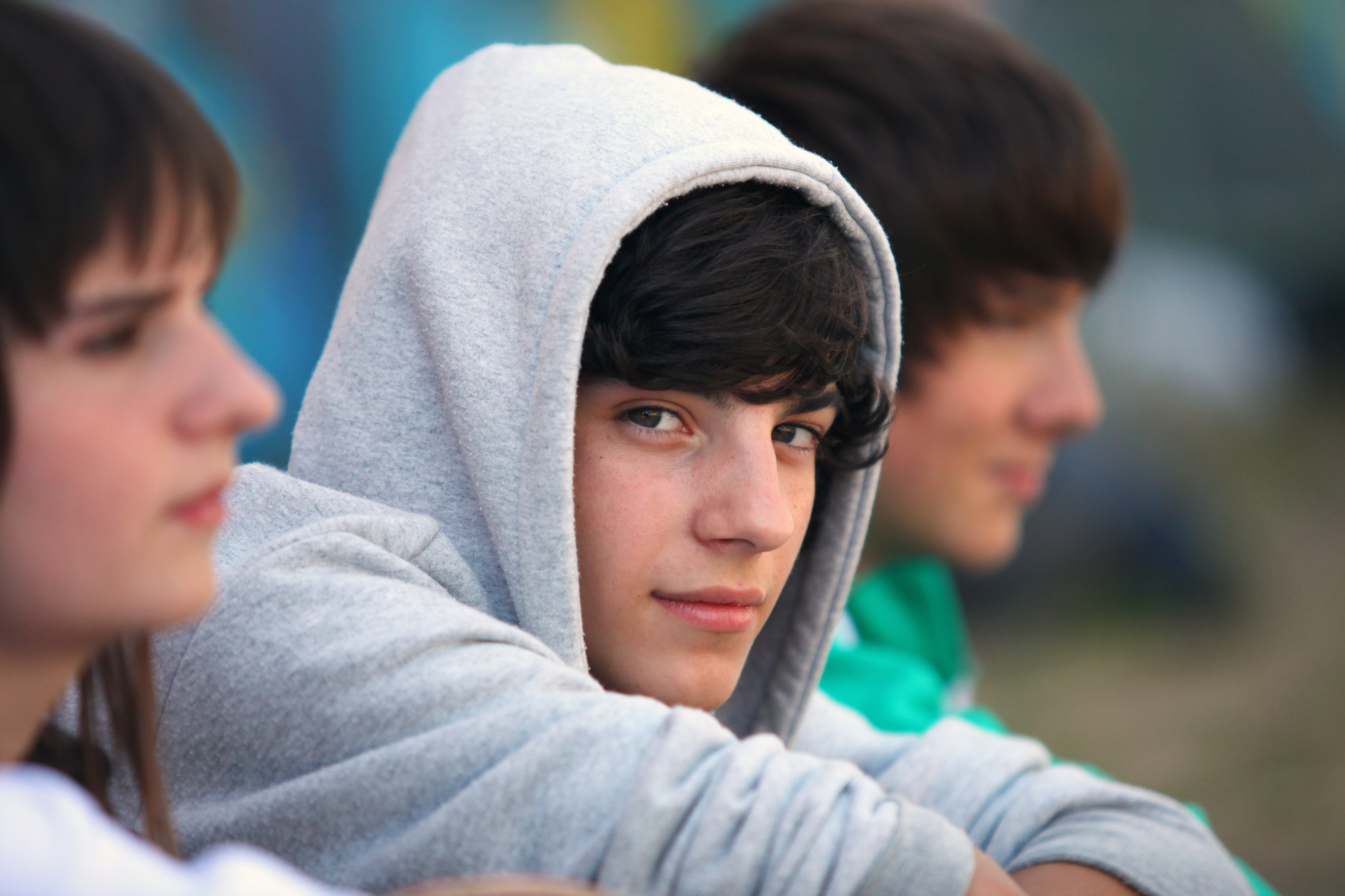 Tres adolescentes sentados