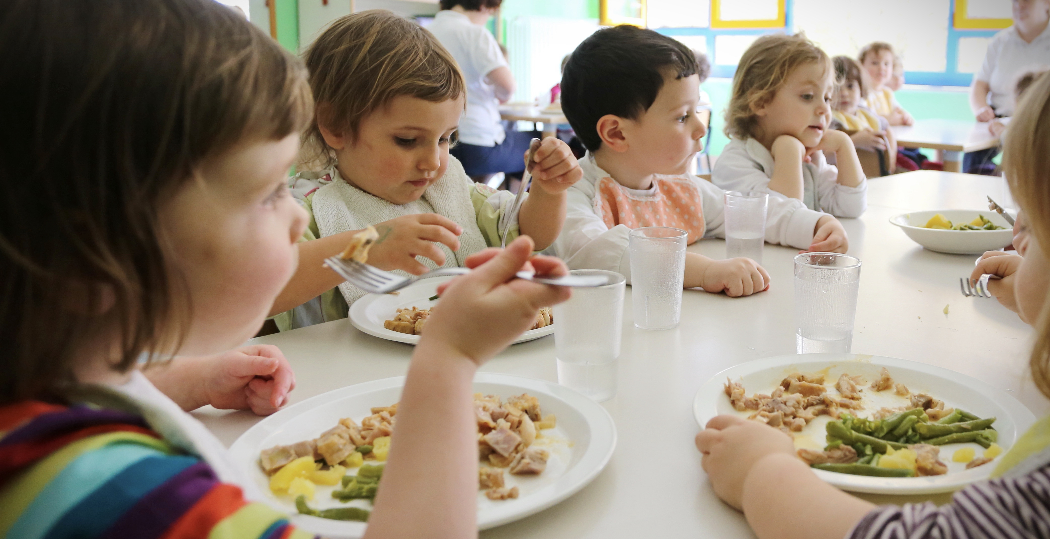 Niños comiendo en el comedor