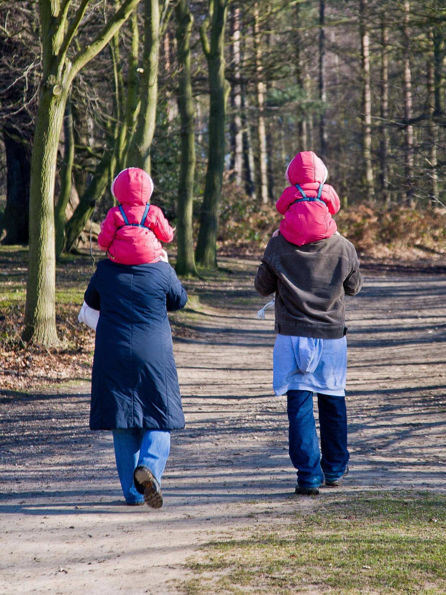 padres con hijos de paseo