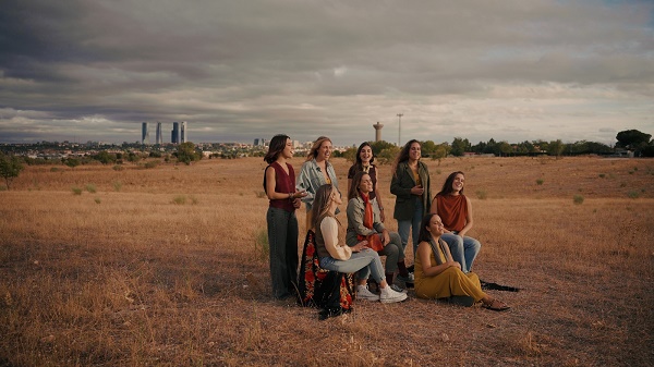 imagen de un grupo de mujeres cantando