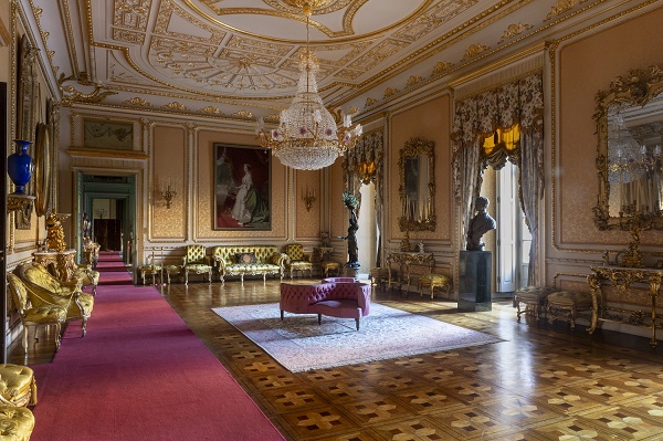 salón palacio con obras de arte