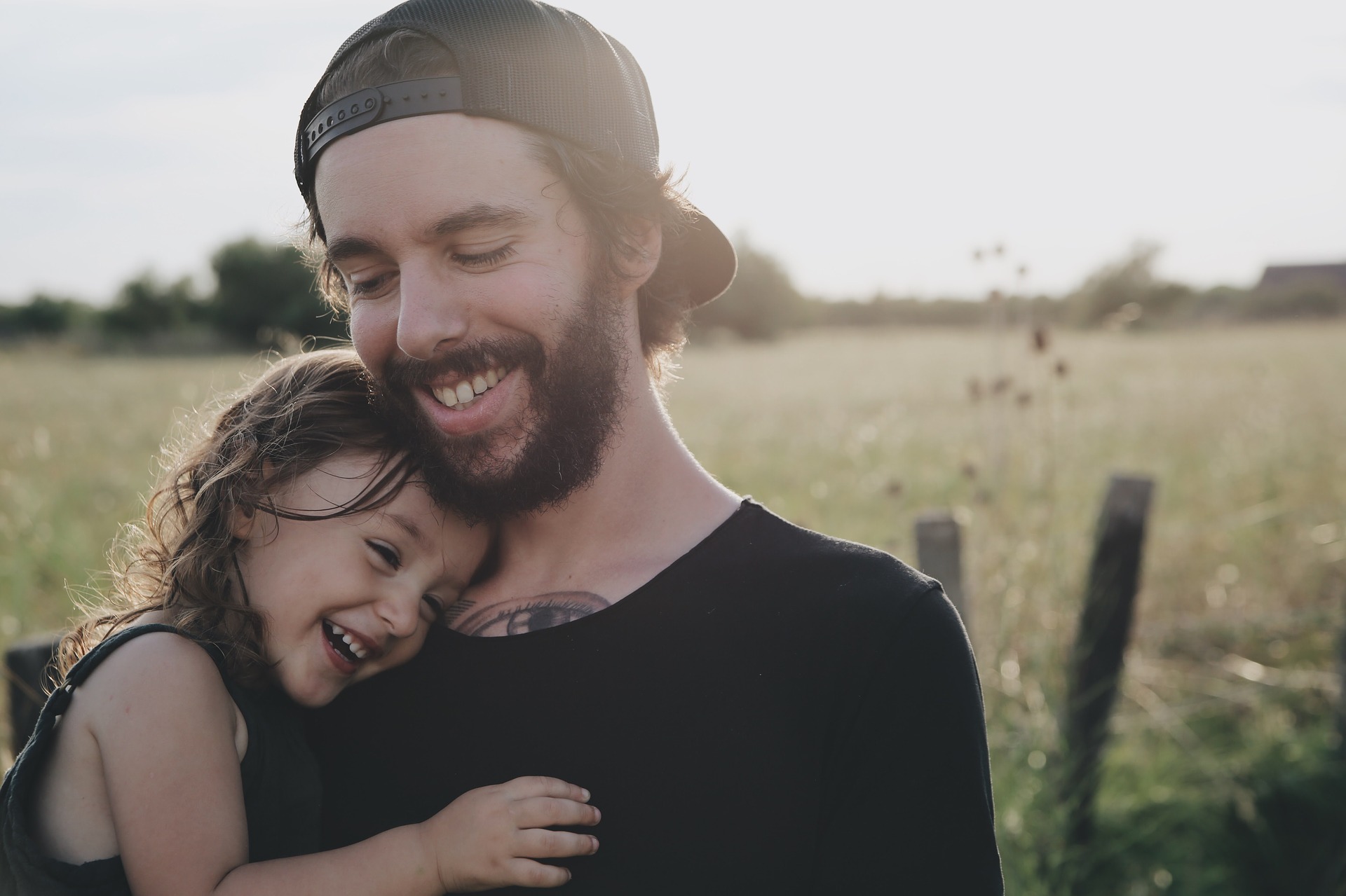 padre con niña en brazos