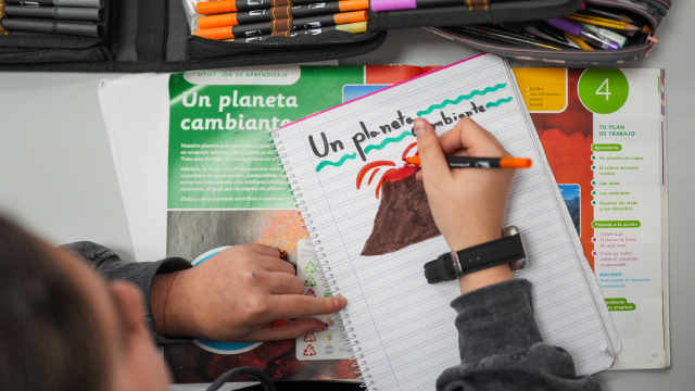 Vista cenital de un niño dibujando en un cuaderno