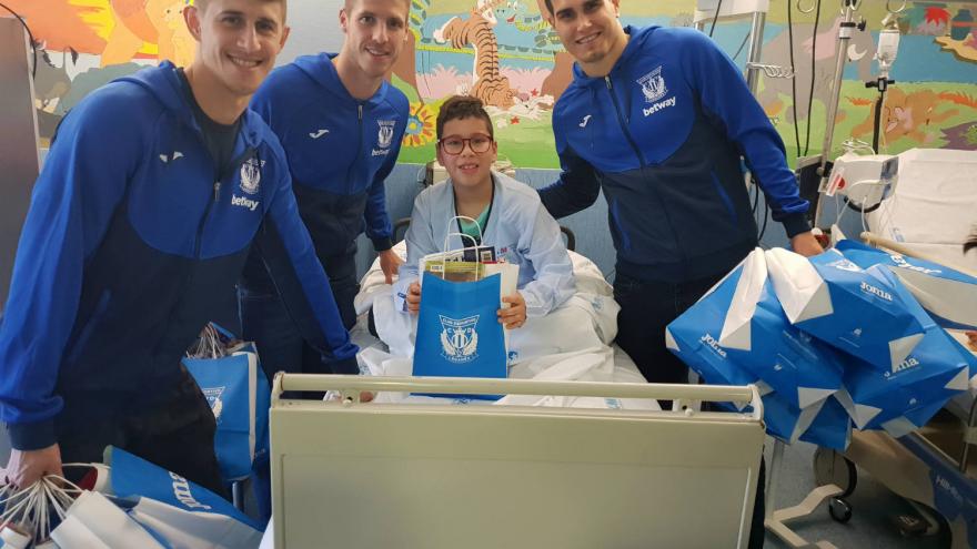 Jugadores del Club Deportivo Leganés llevan regalos a las Urgencias Pediátricas