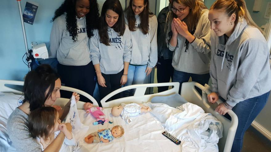 Jugadoras del Club Baloncesto Leganés visitan a los niños ingresados