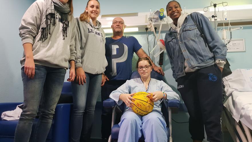 Jugadoras del Club Baloncesto Leganés llevan regalos a los pacientes