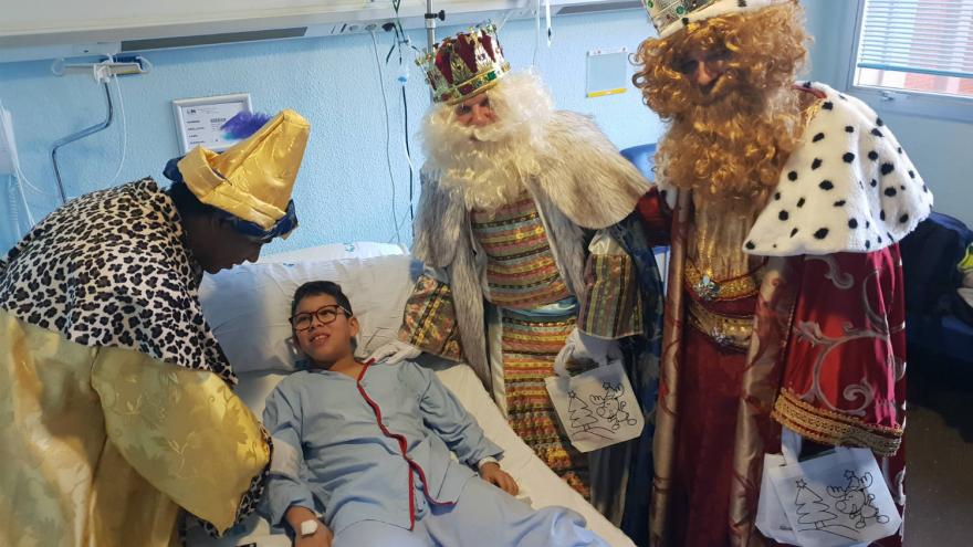 Los Reyes Magos reparten regalos e ilusión a los pacientes