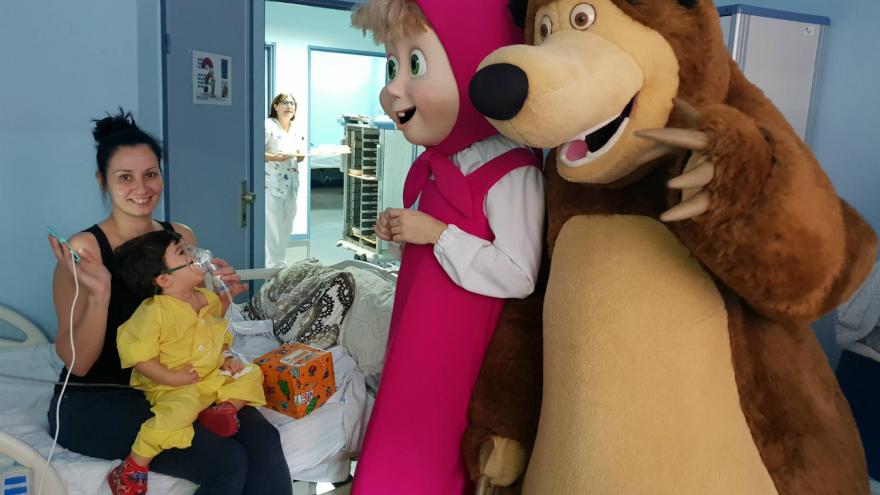 Visita de Masha y el Oso a la Unidad de Pediatría