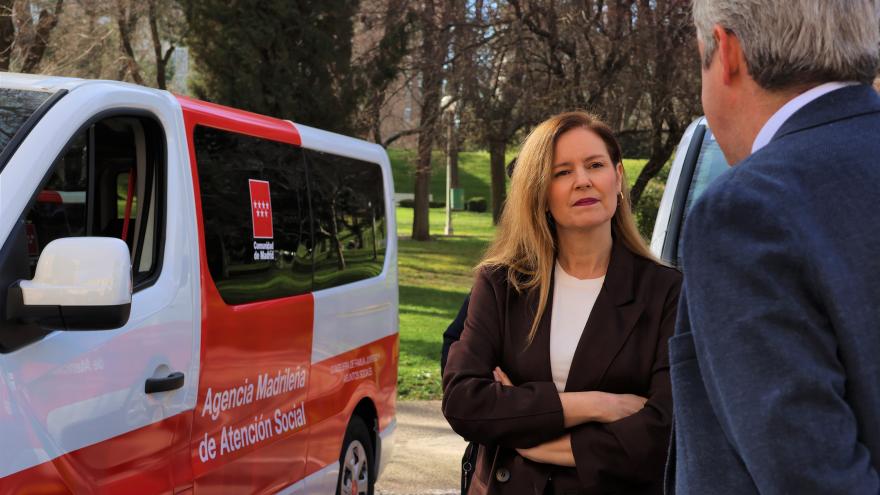 La Comunidad de Madrid incorpora 12 nuevos vehículos adaptados para el traslado de personas mayores y con discapacidad de las residencias públicas La consejera Dávila