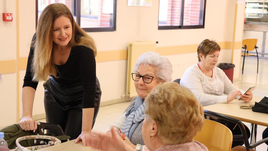 La consejera Dávila en uno de los 32 centros públicos de mayores de la región 