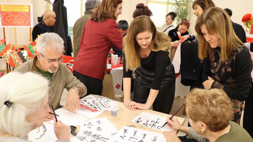 La consejera Dávila en uno de los 32 centros públicos de mayores de la región 