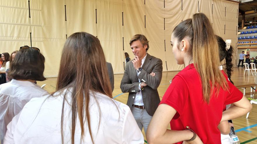 La Comunidad de Madrid celebra un campeonato deportivo en el que participan 550 alumnos de centros de Educación Especial El viceconsejero con participantes del campeonato