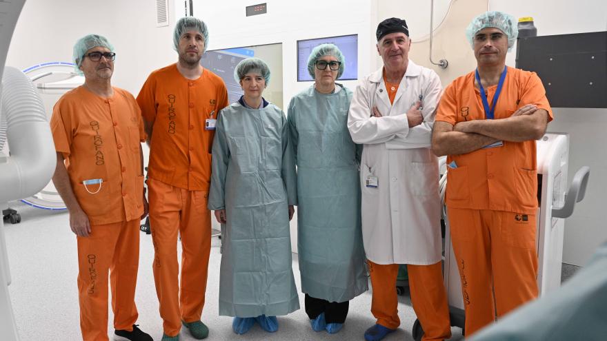 Los médicos en el quirófano