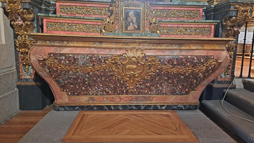 Mesa de altar en el brazo izquierdo del crucero tras ser restaurada
