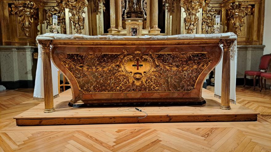 Mesa de altar en el altar mayor tras ser restaurada