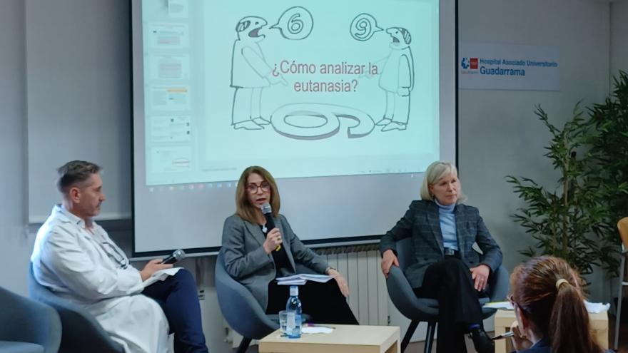 coloquio moderado por la directora gerente del Hospital Asociado Universitario Guadarrama