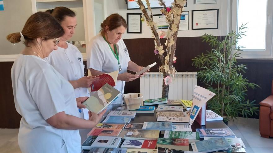 trabajadores recogiendo libros