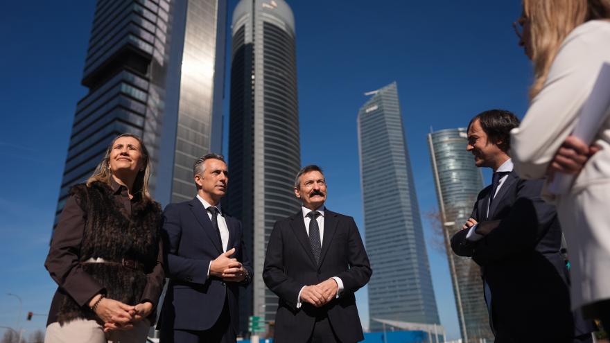 La Comunidad de Madrid pone en marcha la mayor electrolinera de uso público situada dentro de la M-30 con energía 100% renovable El consejero Novillo