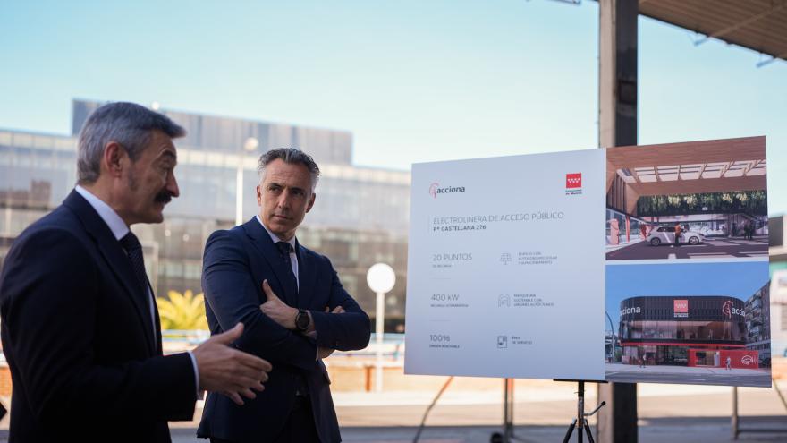 La Comunidad de Madrid pone en marcha la mayor electrolinera de uso público situada dentro de la M-30 con energía 100% renovable El consejero Novillo