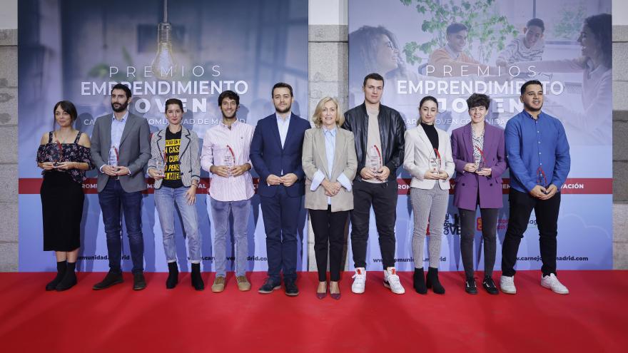 Los premiados con la consejera