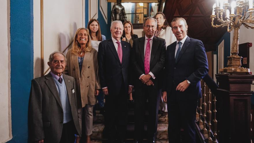 El vicepresidente con otros asistentes al acto de presentación