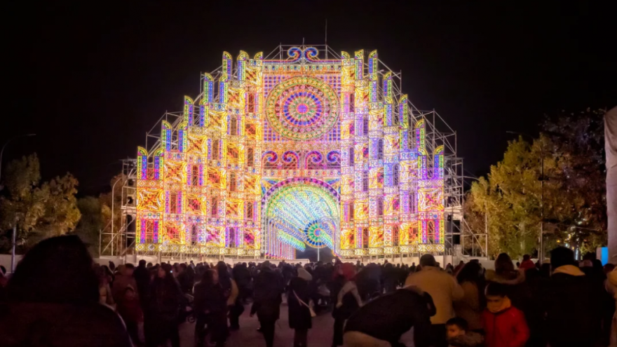 Entrada iluminada al Parque Mágicas Navidades