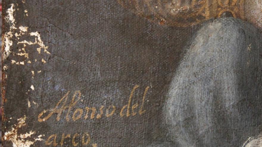 Detail of an oil painting in poor condition where you can read the inscription Alonso de Arco