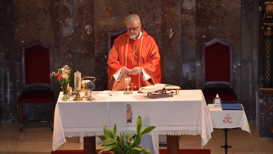 Sacerdota celebrando la eucaristía en misa
