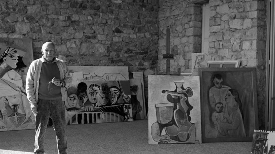 El pintor Pablo Picasso en el estudio