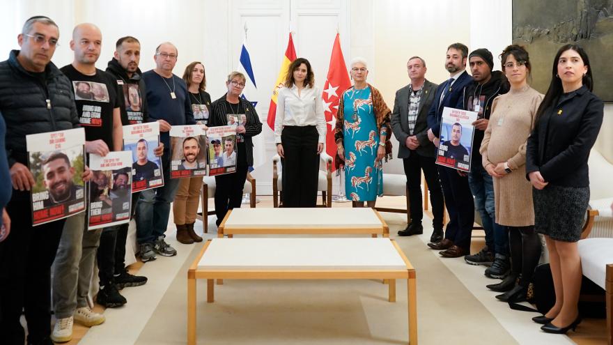Imagen de cabecera #4 de la página de "Díaz Ayuso traslada a los familiares de los israelíes secuestrados por Hamás su deseo de que pronto puedan reencontrarse"
