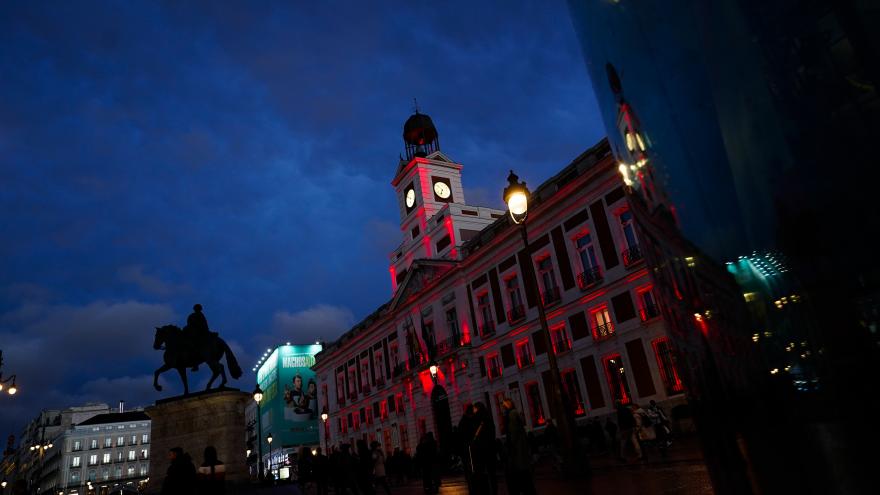 Fachada de la Real Casa de Correos iluminada con motivo del Año Nuevo Chino