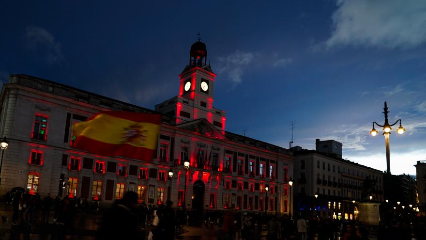Fachada de la Real Casa de Correos iluminada con motivo del Año Nuevo Chino