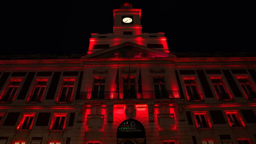 Fachada de la Real Casa de Correos iluminada con motivo del Año Nuevo Chino