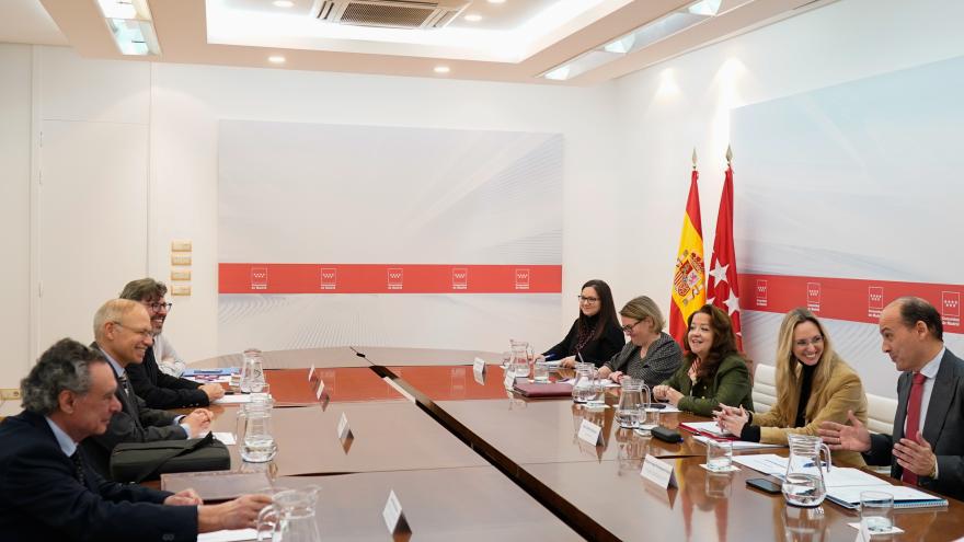 La Comunidad de Madrid agilizará los concursos de méritos de 2022 y 2023 para la estabilización de facultativos y enfermeras especialistas La consejera Fátima Matute junto con los representantes del Colegio de Médicos de Madrid