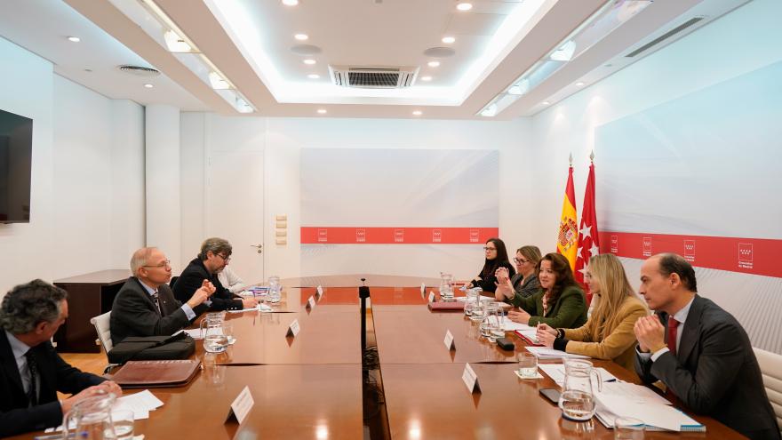 La Comunidad de Madrid agilizará los concursos de méritos de 2022 y 2023 para la estabilización de facultativos y enfermeras especialistas La consejera Fátima Matute junto con los representantes del Colegio de Médicos de Madrid