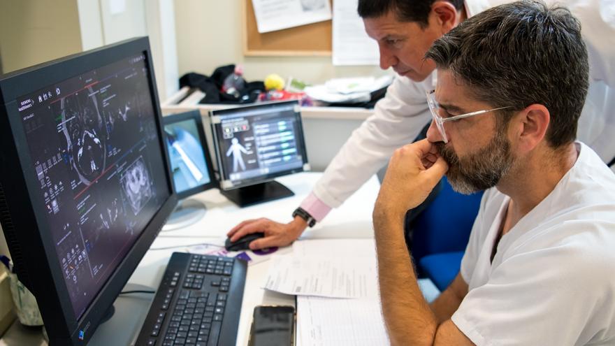 Especialistas de Radio Diagnóstica analizan prueba de RMN