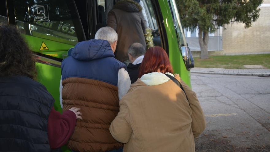 Pacientes del Hospital Universitario Doctor Rodríguez Lafora disfrutan del alumbrado navideño de la capital gracias a la colaboración del Consorcio Regional de Transportes Pacientes suben al bus de Alsa para ver las luces de Navidad por Madrid