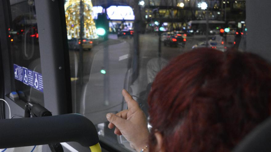 Pacientes del Hospital Universitario Doctor Rodríguez Lafora disfrutan del alumbrado navideño de la capital gracias a la colaboración del Consorcio Regional de Transportes Paciente señala las luces de Navidad