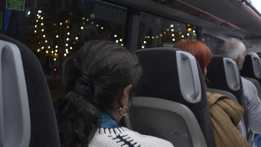 Pacientes del Hospital Universitario Doctor Rodríguez Lafora disfrutan del alumbrado navideño de la capital gracias a la colaboración del Consorcio Regional de Transportes Pacientes del Rodríguez Lafora en un bus de Alsa viendo las luces