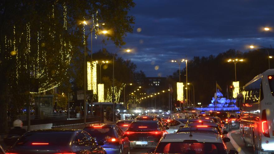 Pacientes del Hospital Universitario Doctor Rodríguez Lafora disfrutan del alumbrado navideño de la capital gracias a la colaboración del Consorcio Regional de Transportes Vistas desde bus de Alsa