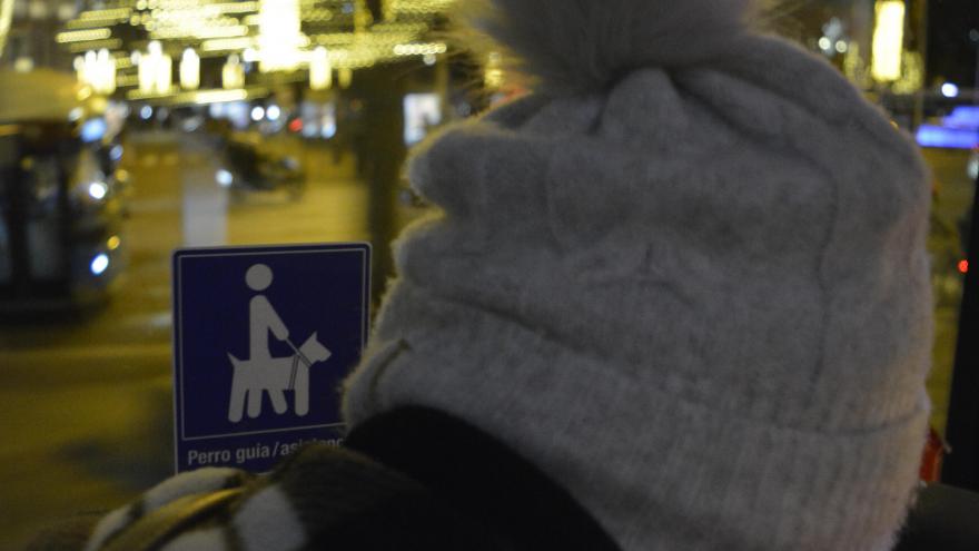 Pacientes del Hospital Universitario Doctor Rodríguez Lafora disfrutan del alumbrado navideño de la capital gracias a la colaboración del Consorcio Regional de Transportes Paciente del Rodríguez Lafora mira por la ventana de un bus de Alsa para ver las luces