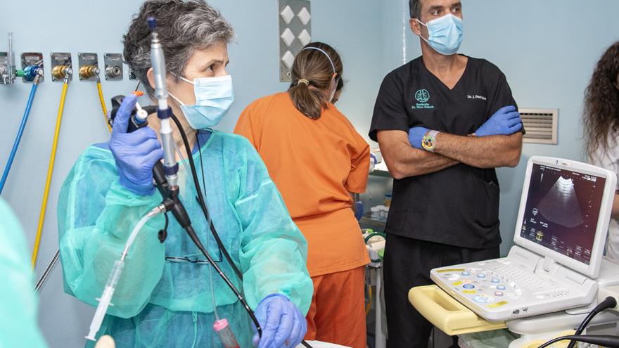 Profesionales de Neumología realizan el procedimiento de crio-ebus Especialistas realizando la nueva técnica de Neumología