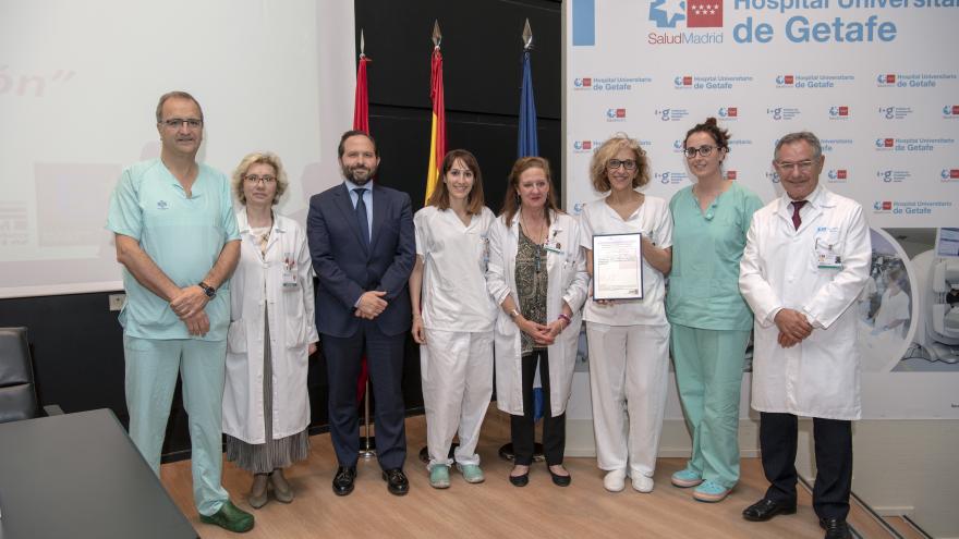 Profesionales Cirugía General y Enfermería reciben el premio. 