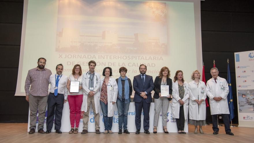 Profesionales de Medicina Interna y Enfermería reciben el premio.