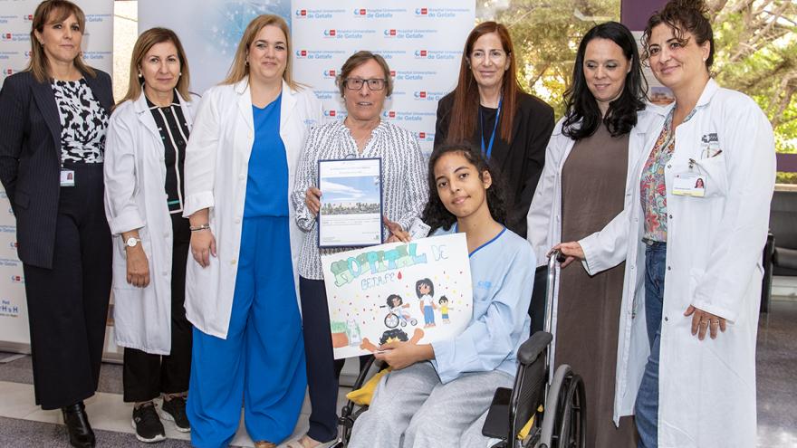 Ganadora del VI Concurso en categoría Juvenil Premiada y autoridades