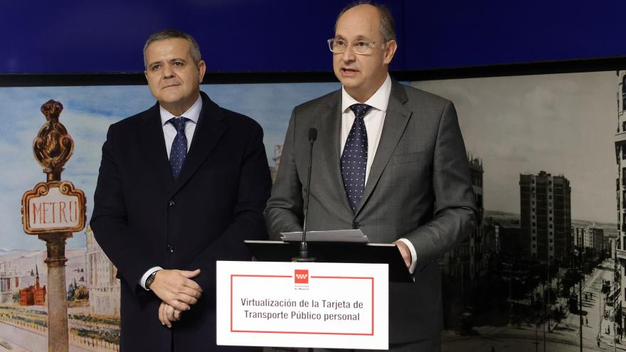La Comunidad de Madrid presenta la aplicación Mi Tarjeta Transporte que permite validar el abono con el móvil a más de tres millones de usuarios Los consejeros López-Valverde y Rodrigo